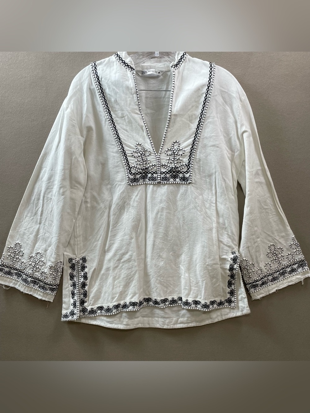 Zara women’s White Embroidered V-Neck Tunic with Black Trim bohemian XS